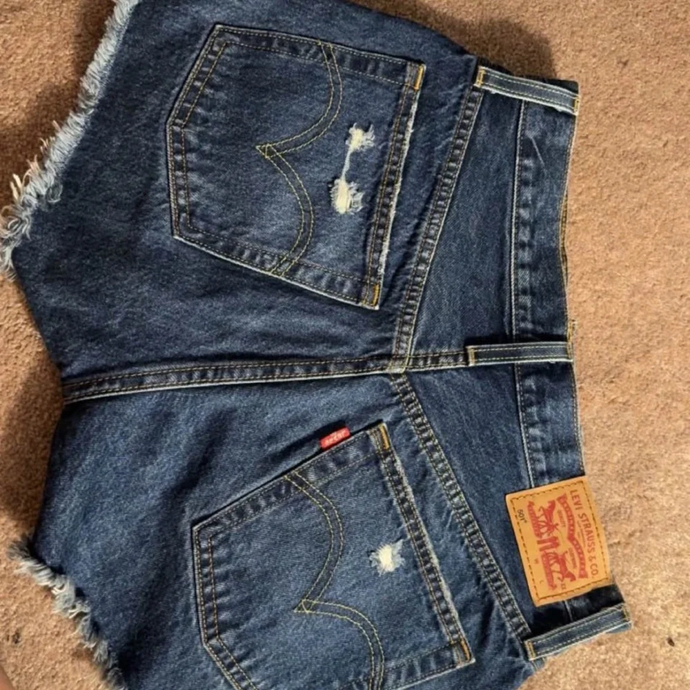 Levi 501 Distressed Denim Women Shorts - Picture 2 of 2